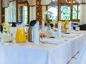 une table avec un chiffon de table blanc dans l'établissement Stary Młyn, à Bolesławiec