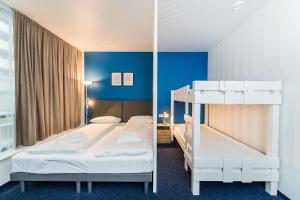 1 dormitorio con 2 camas y 1 litera en Zaliakalnio terasos apartamentai en Kaunas