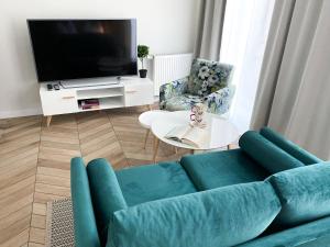 Televízia a/alebo spoločenská miestnosť v ubytovaní ONE Apartamenty Gąsiorowskich 4