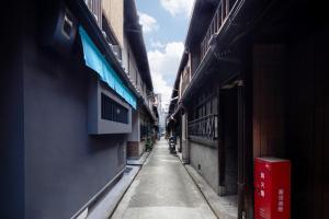 Une allée vide avec une personne qui la descend dans l'établissement SKY KYOTO, à Kyoto