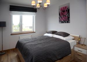 Un pat sau paturi într-o cameră la Lifestyle Apartments -Zielony Uniejow "prywatne kapiele termalne" +32 fotografii