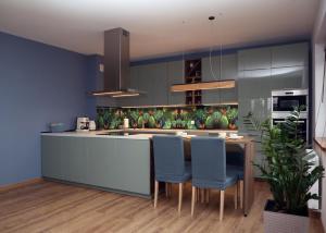 una cocina con una isla con sillas azules. en Lifestyle Apartments -Zielony Uniejow "prywatne kapiele termalne" en Uniejow