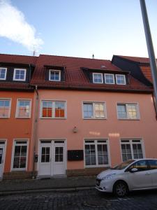 una casa con un coche aparcado delante en am Erxleben-Hotel, en Quedlinburg