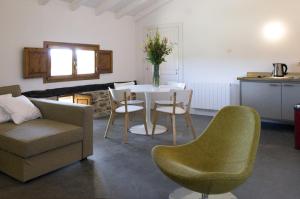 a living room with a couch and a table and chairs at Hotel Rural Casa La Sonrisa in Hedeso