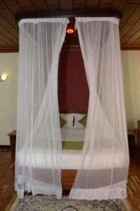 Ein Bett oder Betten in einem Zimmer der Unterkunft The Noble Hotel & Conference Centre