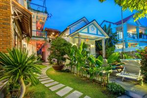 ein Haus mit Garten davor in der Unterkunft An Bang River Lake Villa in Hoi An