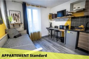 Ce petit appartement dispose d'un canapé et d'une cuisine. dans l'établissement Les Apparts de Blossac Poitiers, à Poitiers