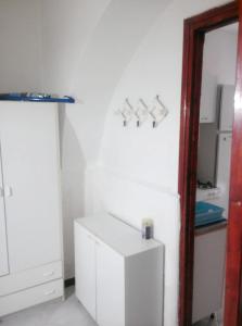 uma cozinha com um frigorífico branco num quarto em One bedroom appartement at Carloforte 1 km away from the beach em Carloforte