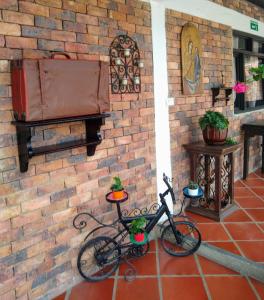 uma bicicleta estacionada ao lado de uma parede de tijolos em Posadas San Antonio Campestre em Tibasosa