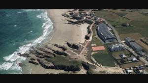 - une vue aérienne sur la plage et l'océan dans l'établissement Apartamento Barreiros Playa, à Barreiros