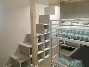 Cette chambre comprend deux lits superposés et un lit. dans l'établissement Apartamento Barreiros Playa, à Barreiros