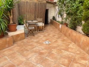 Patio alebo iná vonkajšia časť ubytovania Comfortable renovated flat, WiFi!