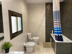 Kúpeľňa v ubytovaní Comfortable renovated flat, WiFi!