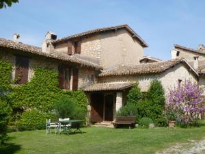 una casa con tavolo e sedie nel cortile di Della Genga Resort ad Arezzola