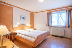 キルヒベルク・イン・チロルにあるHaus Niederösterreichのベッドルーム(ベッド1台、窓付)