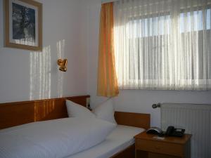 Postel nebo postele na pokoji v ubytování Hotel Garni Schmid