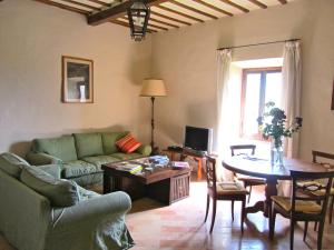 uma sala de estar com um sofá e uma mesa em Della Genga Resort em Arezzola