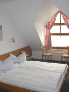 Postel nebo postele na pokoji v ubytování Hotel Garni Schmid