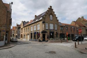eine Stadtstraße mit vielen Gebäuden und einem Fußweg in der Unterkunft Jeanne in Nieuwpoort