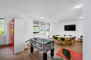- un salon avec un baby-foot au milieu dans l'établissement KNAUS Campingpark Eckwarderhörne, à Eckwarderhörne
