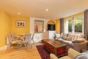 sala de estar con sofá y mesa en Charming 2 bed with garden in Notting Hill, en Londres
