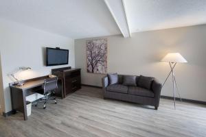 TV a/nebo společenská místnost v ubytování SureStay Hotel by Best Western Castlegar