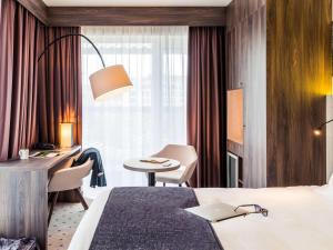 a hotel room with a bed and a table at Mercure Blankenberge in Blankenberge