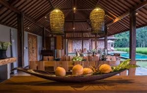 ウブドにあるBenisari Batik Garden Cottageの家のテーブルの果物鉢