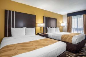 Postel nebo postele na pokoji v ubytování Quality Inn West Fort Worth