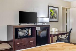 TV a/nebo společenská místnost v ubytování Quality Inn West Fort Worth