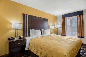 Postel nebo postele na pokoji v ubytování Quality Inn West Fort Worth