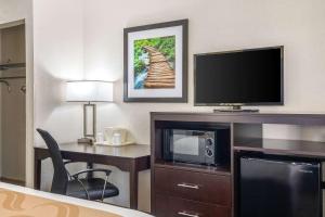 TV a/nebo společenská místnost v ubytování Quality Inn West Fort Worth