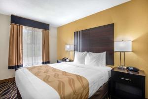 Postel nebo postele na pokoji v ubytování Quality Inn West Fort Worth