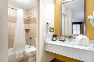 Koupelna v ubytování Quality Inn West Fort Worth