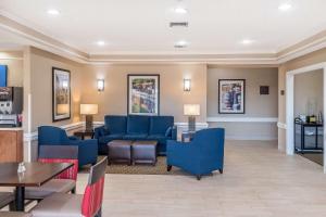 Χώρος καθιστικού στο Comfort Inn near Frost Bank Center
