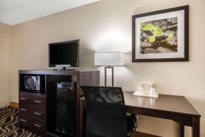 TV a/nebo společenská místnost v ubytování Quality Inn West Fort Worth