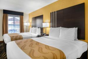 Postel nebo postele na pokoji v ubytování Quality Inn West Fort Worth