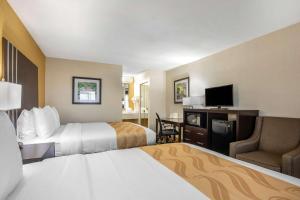 Postel nebo postele na pokoji v ubytování Quality Inn West Fort Worth