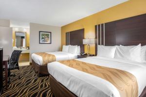 Postel nebo postele na pokoji v ubytování Quality Inn West Fort Worth