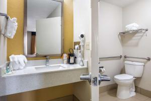 Koupelna v ubytování Quality Inn West Fort Worth