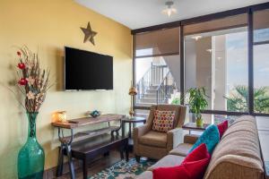 TV a/nebo společenská místnost v ubytování Quality Inn West Fort Worth