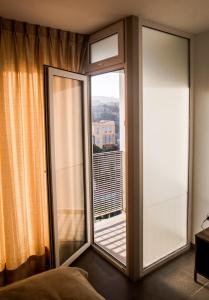 Un dormitorio con una gran ventana con vistas. en Loftbellavistavalparaiso, en Valparaíso