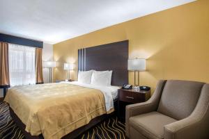 Postel nebo postele na pokoji v ubytování Quality Inn West Fort Worth