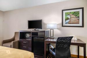 TV a/nebo společenská místnost v ubytování Quality Inn West Fort Worth