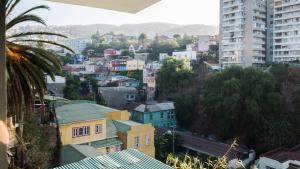 a view of a city with houses and buildings at Loftbellavistavalparaiso in Valparaíso
