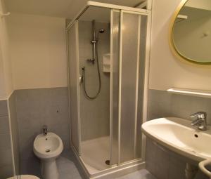 A bathroom at Emerald Studio Apartment Még 37 kép
