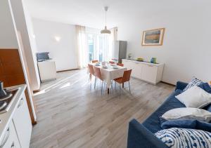 un soggiorno con tavolo e divano blu di Appartamenti Pratone a Garda