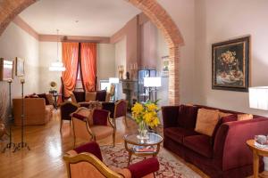 盧卡的住宿－聖盧卡宮酒店，客厅配有沙发和椅子