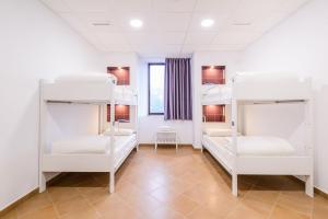 Postel nebo postele na pokoji v ubytování Benarrabá Hostel