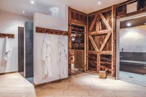 - un dressing avec des murs en bois et une porte pivotante dans l'établissement Aktiv und Familienchalet Harmonie, à St. Valentin auf der Haide